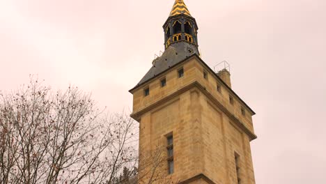 Close-Up-View-Of-Horloge-Medieval-Spire-At-Conciergerie-Tower-In-Paris,-France