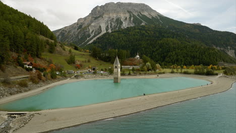 Luftaufnahme-Des-Versunkenen-Glockenturms-Am-Reschensee