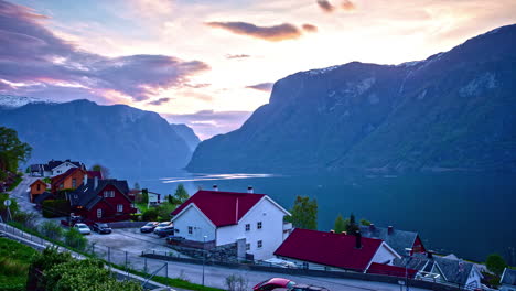 Zeitraffer-Des-Sonnenuntergangs-über-Einem-Kleinen-Norwegischen-Dorf-Mit-Aurlandsfjorden-Bei-Sonnenuntergang