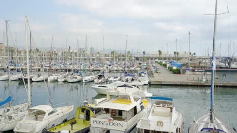 Port-Olímpic-Marina,-next-to-La-Barceloneta-beach-in-Barcelona,-Spain