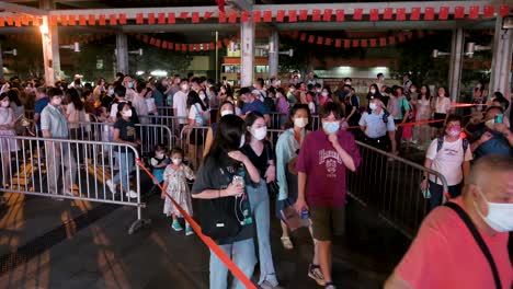 Besucher-Müssen-Sich-Durch-Eine-Lange-Schlange-Schlängeln,-Um-Während-Des-Mittherbstfestes-An-Einer-Nächtlichen-Laternenshow-Im-Wong-Tai-Sin-Tempel-Teilzunehmen,-Die-Wohlstand-Und-Glück-Symbolisiert