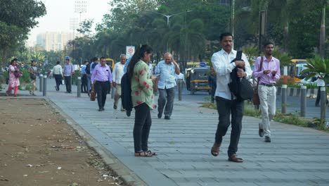 Büroleute,-Die-Nach-Ende-Der-Büroarbeitszeit-Durch-Die-Straßen-Gehen,-Mumbai,-Indien