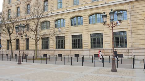 Vista-Panorámica-De-La-Gente-Caminando-Por-La-Acera-En-La-Plaza-Louis-Lepine-En-París,-Francia