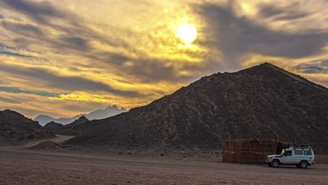 Zeitrafferaufnahme-Der-Wunderschönen-Trockenen-Wüstenlandschaft-Ägyptens-Mit-Aufgehender-Sonne-Im-Hintergrund