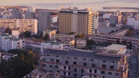 Panoramaaufnahme-Der-Stadt-Algier-Bei-Sonnenaufgang-Mit-Wunderschönen-Farben-Des-Himmels---Zeitlupe