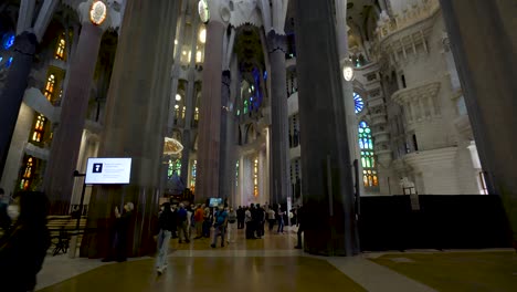 Reveal-of-interior-of-Sagrada-Familia-Cathedral-in-Barcelona,-Spain