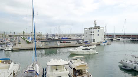 Port-Olympic-Marina,-Neben-Dem-Strand-La-Barceloneta-In-Barcelona,-Spanien