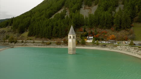 Luftaufnahme-Des-Versunkenen-Glockenturms-Am-Reschensee