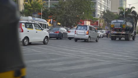 Movimiento-De-Tráfico-A-Través-De-Las-Calles-Del-Bloque-Complejo-Bandra-Kurla-Cerca-De-La-Autopista-Expresa-Occidental,-Autopista-Expresa-Oriental-Con-Edificios-Prominentes-Como-Telón-De-Fondo