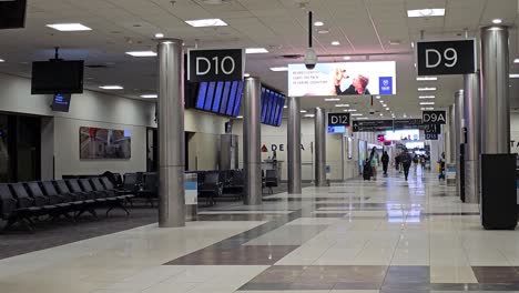 Atlanta-D-concourse-near-D9-with-passenger-walking