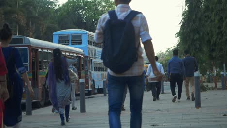 Pueblo-Indio-Caminando-Hacia-Tomar-Un-Autobús-Urbano-Después-De-Que-Termine-El-Horario-De-Oficina,-Mumbai,-India