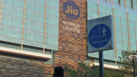 Reliance-Abre-El-Centro-De-Convenciones-Más-Grande-De-La-India-En-JIO-World-Center-Con-Red-5G,-Complejo-Bandra-Kurla,-Mumbai
