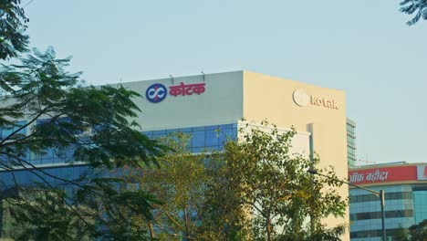 Logotipo-Del-Banco-Kotak-Mahindra-En-La-Parte-Superior-Del-Edificio-De-La-Sucursal-De-Oficinas-En-El-Complejo-Bandra-Kurla