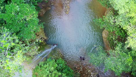 Menschen-Im-Natürlichen-Pool-Des-Limon-Wasserfalls,-Samana-In-Der-Dominikanischen-Republik