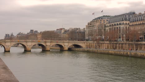 Atemberaubender-Blick-Auf-Die-Brücke-Pont-Neuf-über-Dem-Fluss-Seine-In-Paris,-Frankreich