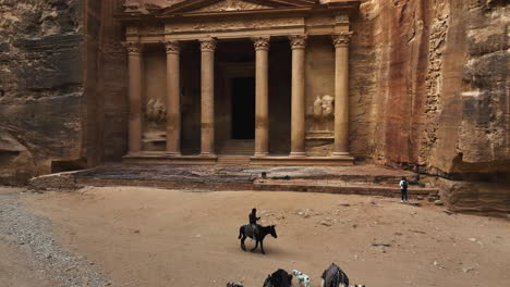 Kamele-Und-Menschen-Vor-Der-Schatzkammer,-Al-Khazneh-Mausoleum-In-Petra,-Jordanien---Luftaufnahme