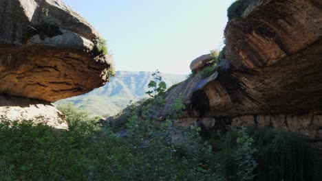 Pan-shot:-Narrow-overhanging-sandstone-canyon,-Liphofung-Cave-Lesotho