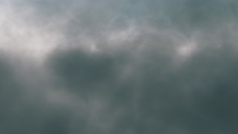 Luftaufnahme,-Die-Durch-Graue-Wolken-Fliegt