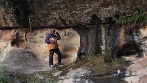 Ein-Afrikanischer-Mann-Trinkt-„heiliges“-Wasser,-Das-In-Der-Liphofung-Höhle-In-Lesotho-Gesammelt-Wurde