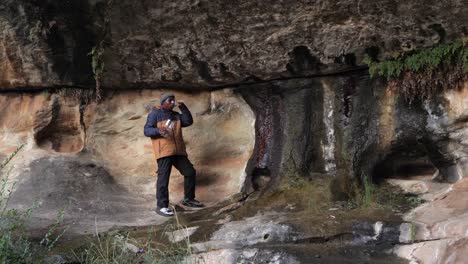 Hombre-Africano-Bebe-Agua-&quot;bendita&quot;-Recogida-En-La-Cueva-Liphofung,-Lesotho