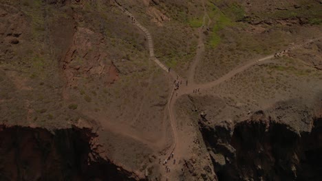 Luftaufnahme-Mit-Blick-Auf-Das-Kap-Ponta-De-Sao-Lourenco,-Farbenfrohe-Wanderwege-Entlang-Der-Klippen-Der-Küste-Von-Madeira