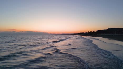 Erstaunlicher-Blick-Auf-Die-Wellen,-Die-Bei-Sonnenuntergang-In-Der-Türkei-Sanft-An-Der-Küste-Entlang-Plätschern