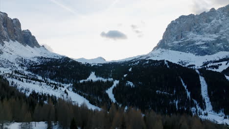 Atemberaubender-Ausblick-Auf-Das-Grödnertal,-Die-Dolomiten-Mit-Malerischen-Nadelwäldern-Und-Hohen-Dolomitfelsen