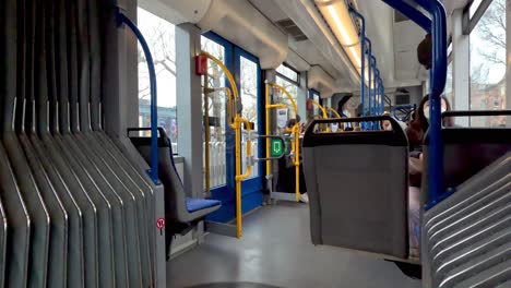 Innenansicht-Eines-Straßenbahnwagens-Voller-Passagiere,-Die-Auf-Ihrem-Täglichen-Weg-In-Die-Stadt-Amsterdam-Unterwegs-Sind,-Während-Der-Wagen-Rüttelt-Und-Die-Passagiere-Von-Einer-Seite-Zur-Anderen-Schaukelt,-Niederlande