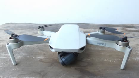 Schalten-Sie-Eine-DJI-Mini-2-Drohne-Ein-Und-Legen-Sie-Sie-Auf-Einen-Tisch