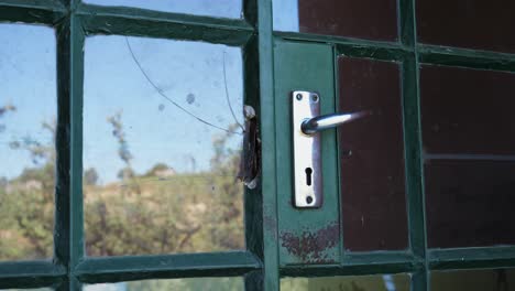 Detail-Der-Tür-Mit-Anzeichen-Eines-Gewaltsamen-Eindringens,-Gesprungenes-Fensterglas