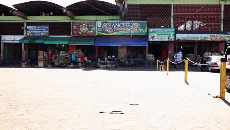 Vista-Frontal-Del-Famoso-Gran-Mercado-De-Suministros-De-Hangares-En-Asunción,-Paraguay.