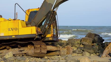 Verlassener-Bagger-Steckte-Auf-Felsen-Am-Strand-In-Thailand-Fest