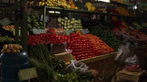 Pan-Shot-Of-Local-Mercado-De-Abasto-Market,-Vegetables-And-Fruits-Stall,-Asuncion,-Paraguay