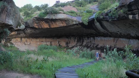 Ruta-De-Paseos-Turísticos-Con-Guía-En-La-Cueva-Liphofung-En-El-Norte-De-Lesotho.