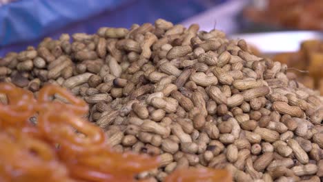 Auf-Dem-Messegelände-Werden-Jilapi-Und-Erdnüsse-Verkauft