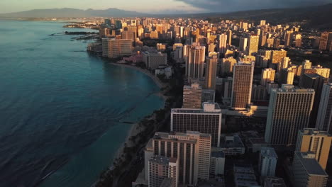 Aerial-Shot-of-Honolulu-City-and-Waikiki-Beach-on-Oahu-Island,-Hawaii