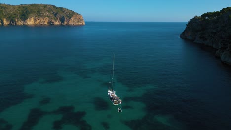 Abgelegene-Natürliche-Bucht,-Klares-Türkisblaues-Meerwasser,-Segelbootyacht,-Insel-Palma-De-Mallorca