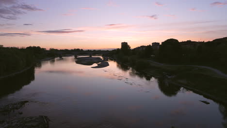 Schöne-Aussicht-Auf-Die-Brücke-über-Den-Fluss-Tessin-In-Pavia-Bei-Sonnenuntergang,-Lombardei,-Italien,-Aufgenommen-Mit-30-Fps