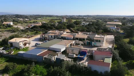 Imágenes-De-Drones-De-Una-Pequeña-Torre-En-Un-Campo-En-Ibiza