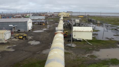 Luftdrohnenaufnahme-Beim-Flug-über-Das-überschwemmte-Klimaforschungszentrum-In-Der-Aufgetauten-Permafrost-Tundra-In-Der-Nähe-Von-Barrow,-Alaska