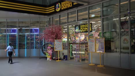 Die-Dame-Ging-Am-Neuen-24-Stunden-Don-Don-Donki-Vorbei,-Einem-Berühmten-Japanischen-Multinationalen-Discounter-Supermarkt-In-Thaniya-Silom,-Bangkok,-Thailand