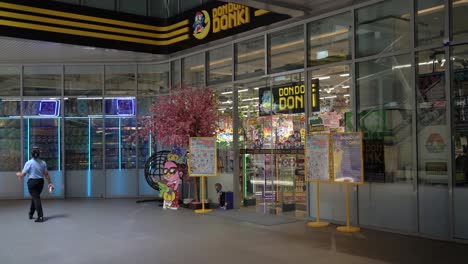 La-Señora-Pasó-Por-El-Nuevo-Don-Don-Donki,-Abierto-Las-24-Horas,-Una-Famosa-Cadena-De-Supermercados-De-Descuento-Multinacional-Japonesa-En-Thaniya-Silom,-Bangkok,-Tailandia