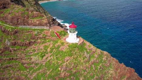 Atemberaubende-Luftaufnahme,-Die-Sich-Um-Makapus-Leuchtturm-An-Der-Küste-Von-Oahu,-Hawaii,-Dreht