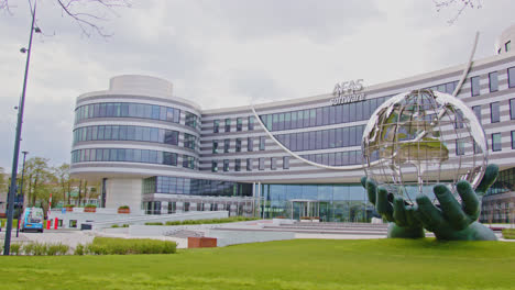 Große-Neigung-Des-Wunderschönen-AFAS-Bürogebäudes-In-Leusden,-Niederlande