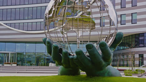 Hochkippen-Einer-Atemberaubenden-Statue-Auf-Dem-Rasen-Vor-Dem-Wunderschönen-AFAS-Software-Bürogebäude-In-Leusden,-Niederlande