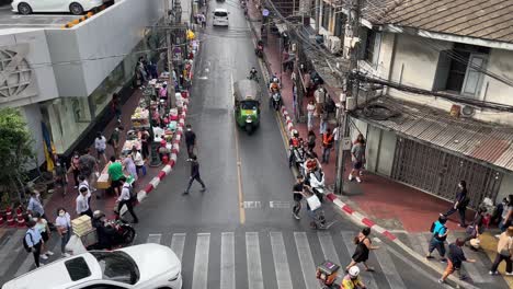 Belebte-Morgenszene-Mit-Straßenverkäufern,-Die-Lebensmittel-Verkaufen,-Motorradtaxifahrern,-Die-In-Der-Warteschlange-Mit-Ständigem-Verkehr-Warten,-Und-Fußgängern,-Die-Die-Soi-Saladaeng,-Silom,-Bangkok,-Thailand-Entlang-Kreuzen