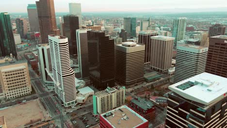 Luftdrohnenaufnahme-Der-Innenstadt-Von-Denver,-Colorado-Bei-Sonnenuntergang