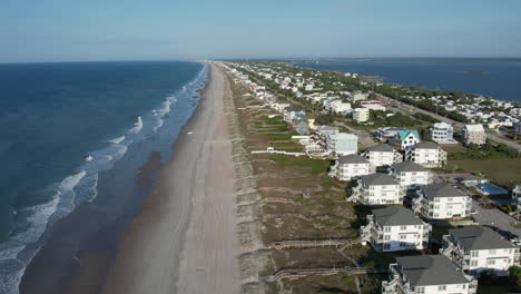 Drone-shot-of-beach-houses-on-the-coast-of-North-Carolina