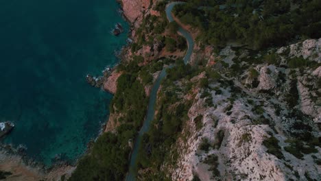 Carretera-Sinuosa-Costera-Escénica-En-La-Isla-De-Es-Colomer,-Cap-Formentor,-Mallorca,-España