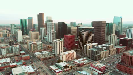 Luftdrohnenansicht-Von-Denver,-Colorado-Bei-Sonnenuntergang